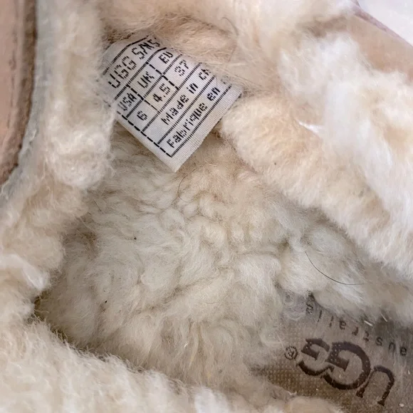 UGG women’s Dakota moccasin slippers (size 6) - Picture 3 of 3